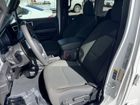 Used 2025 Jeep Wrangler Sahara image 35