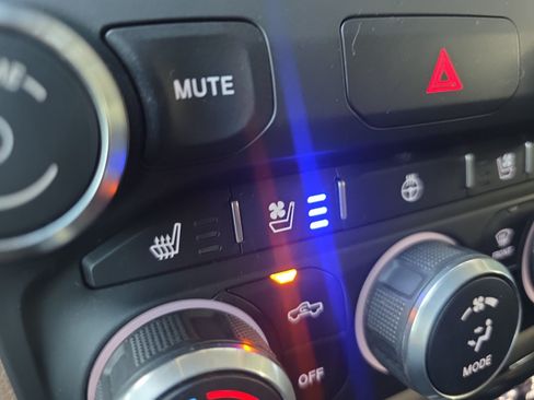 Used 2019 RAM 1500 Laramie AWD/4WD image 22