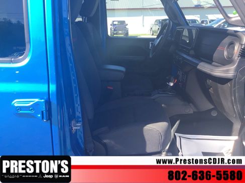 Used 2025 Jeep Wrangler Unlimited Rubicon AWD/4WD image 29