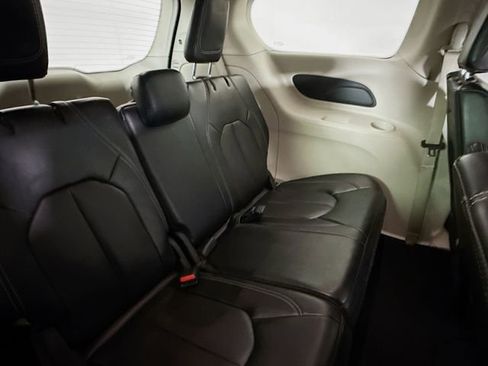 Used 2023 Chrysler Pacifica Touring-L image 26
