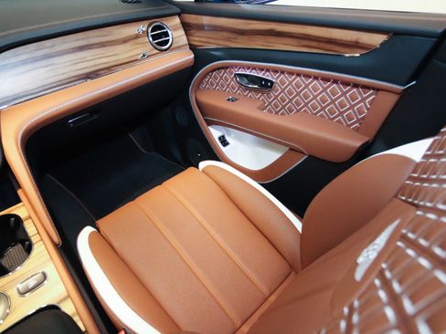 New 2025 Bentley Bentayga image 4