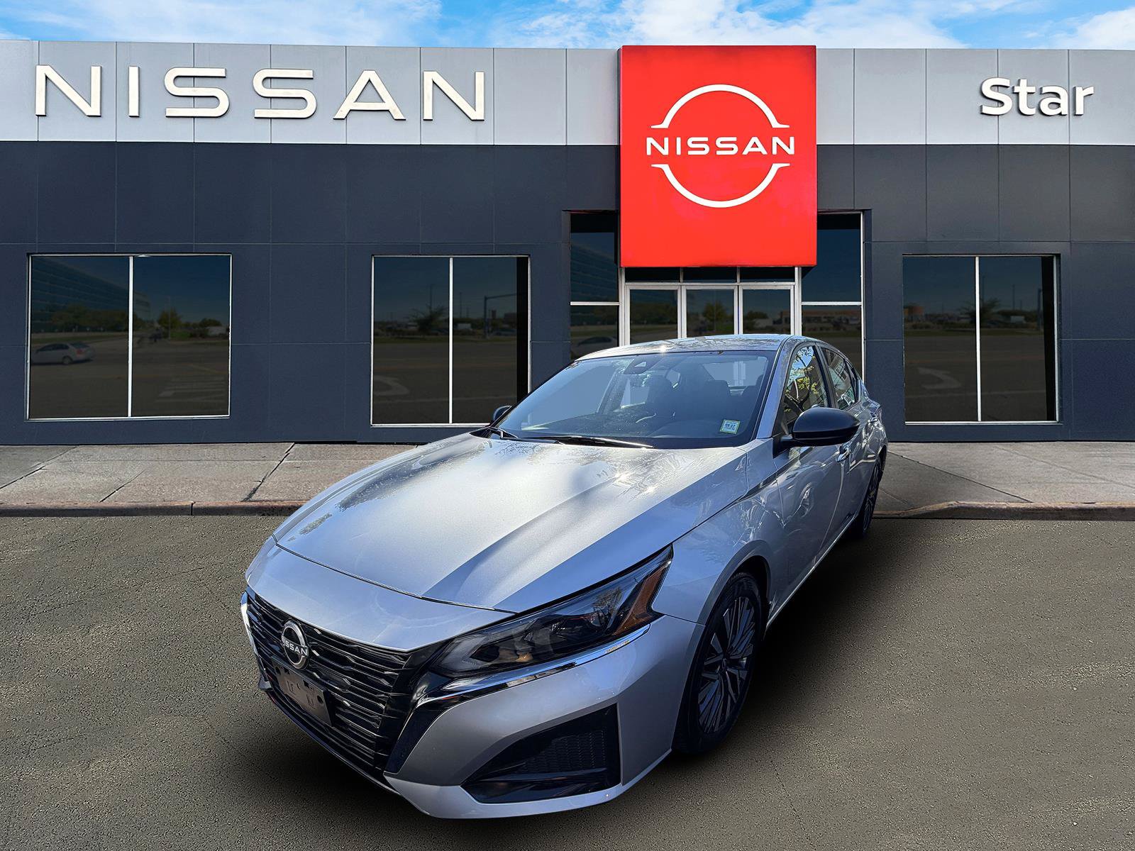 Used 2024 Nissan Altima 2.5 SV FWD image 2