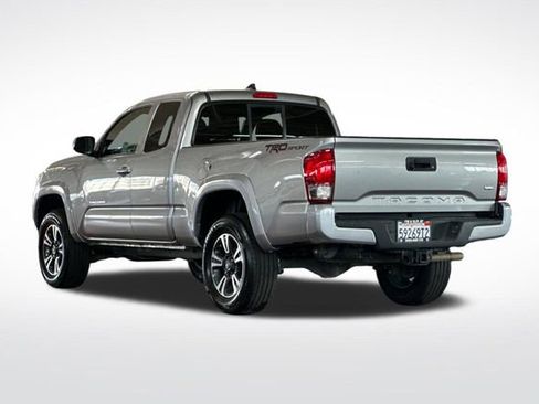 Used 2017 Toyota Tacoma TRD Sport image 6