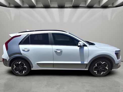 Used 2023 Kia Niro Wave FWD image 6