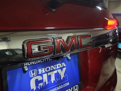 Used 2023 GMC Acadia SLT image 7