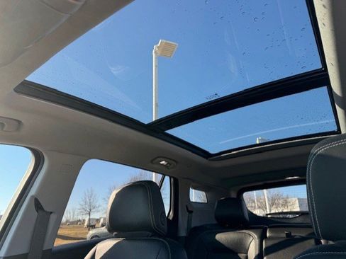 Used 2022 GMC Terrain SLT w/ Infotainment Package II image 18