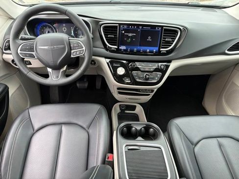 Used 2024 Chrysler Pacifica Touring-L FWD image 14