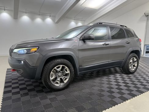 Used 2019 Jeep Cherokee Trailhawk image 3