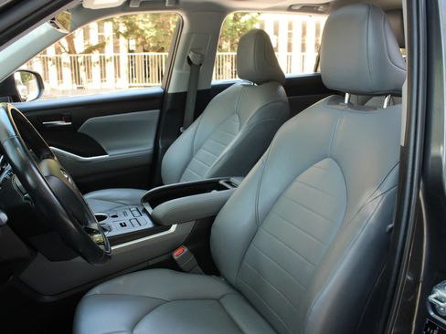 Used 2021 Toyota Highlander XLE AWD/4WD image 16