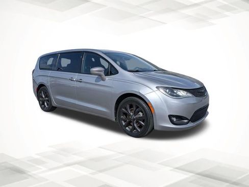 Used 2019 Chrysler Pacifica Touring Plus w/ S Appearance Package image 2