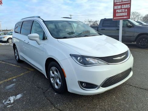 Used 2017 Chrysler Pacifica Touring-L Plus image 3