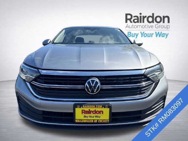 Used 2024 Volkswagen Jetta SE FWD image 2