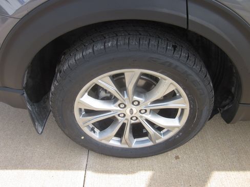 Used 2022 Ford Explorer XLT w/ Equipment Group 202A AWD/4WD image 7