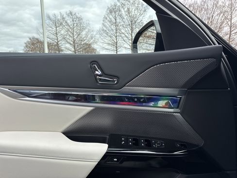 New 2026 BMW 750e xDrive image 21