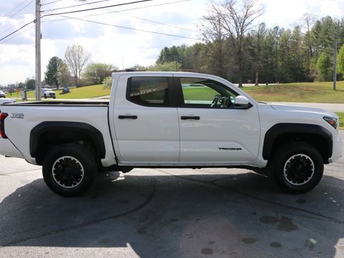 Used 2024 Toyota Tacoma TRD Off-Road AWD/4WD image 9