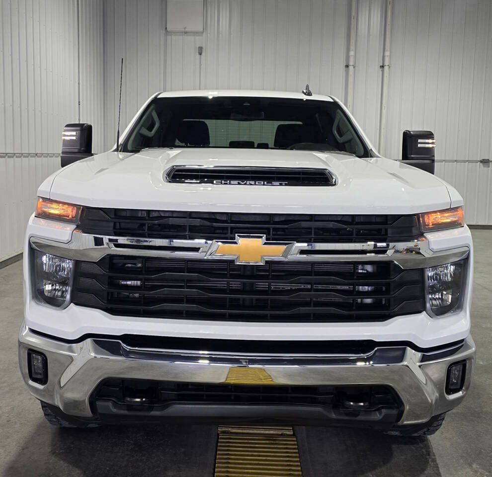 Used 2024 Chevrolet Silverado 2500 LT AWD/4WD image 3