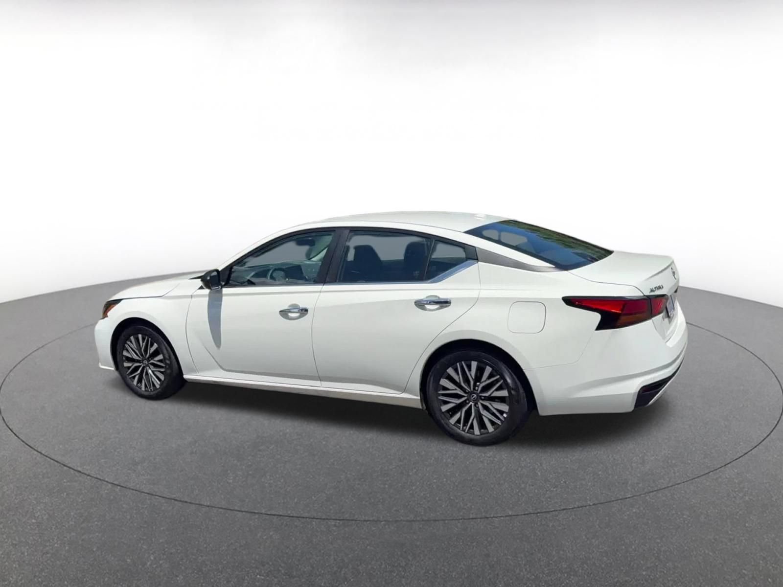 Used 2025 Nissan Altima 2.5 SV FWD image 8