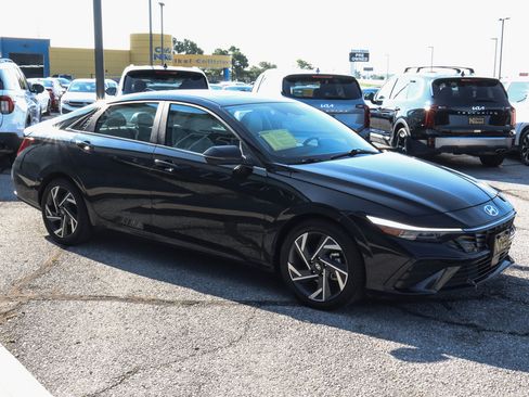 Used 2024 Hyundai Elantra Limited FWD image 3