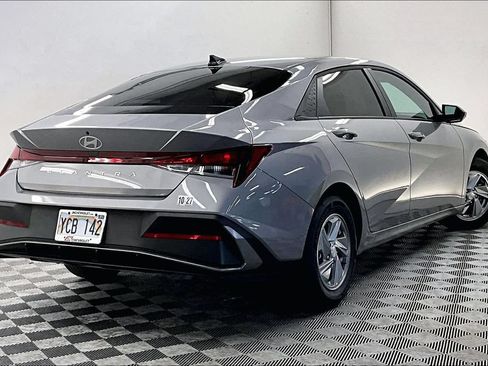 Used 2025 Hyundai Elantra SE FWD image 12