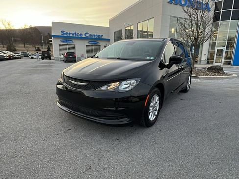 Used 2022 Chrysler Voyager LX image 8