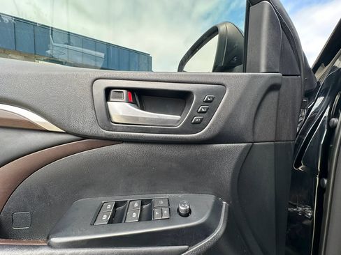 Used 2015 Toyota Highlander Limited FWD image 33
