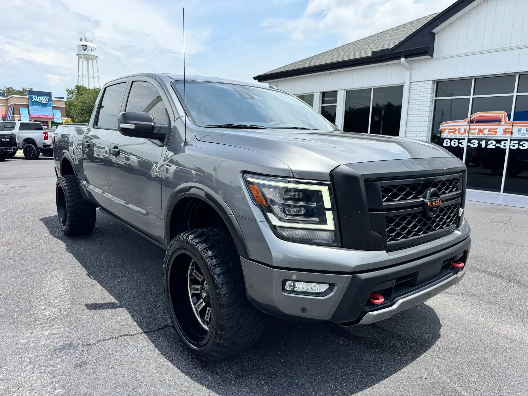 Used 2020 Nissan Titan PRO-4X w/ Pro-4x Convenience Package AWD/4WD image 2