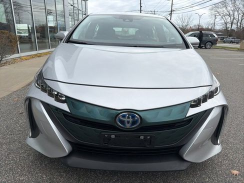 Used 2018 Toyota Prius Prime Premium image 2