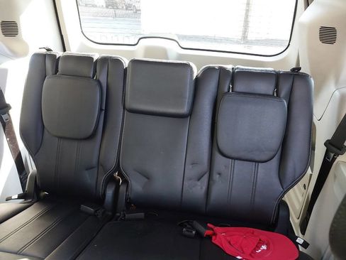 Used 2013 Chrysler Town & Country Touring image 9