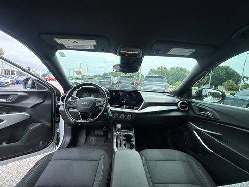 Used 2025 Chevrolet Trax RS FWD image 12