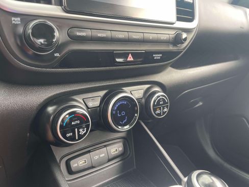 Used 2022 Hyundai Venue SEL FWD image 24