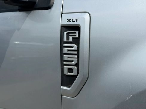 Used 2017 Ford F250 XLT w/ XLT Premium Package AWD/4WD image 6