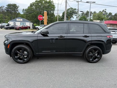 Used 2023 Jeep Grand Cherokee Limited w/ Black Appearance Package AWD/4WD image 5