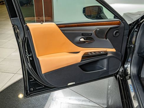 Certified 2025 Lexus ES 300h w/ Accessory Package (Z2) FWD image 19