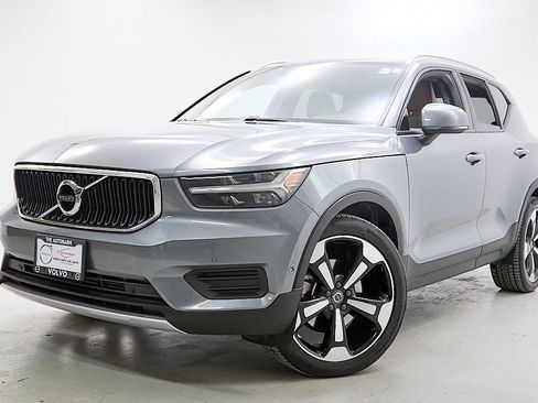 Used 2019 Volvo XC40 T5 Momentum image 2