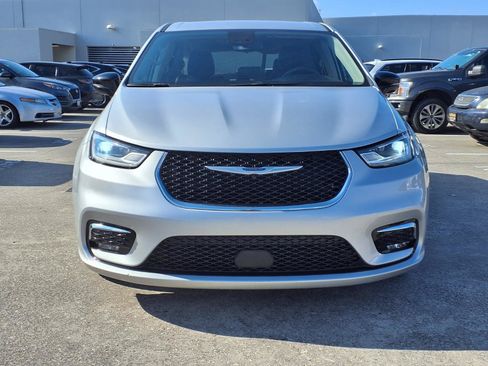 Used 2024 Chrysler Pacifica Touring-L FWD image 21