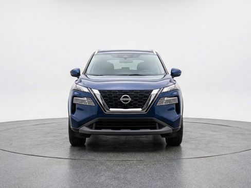 Used 2025 Nissan Rogue SV image 2