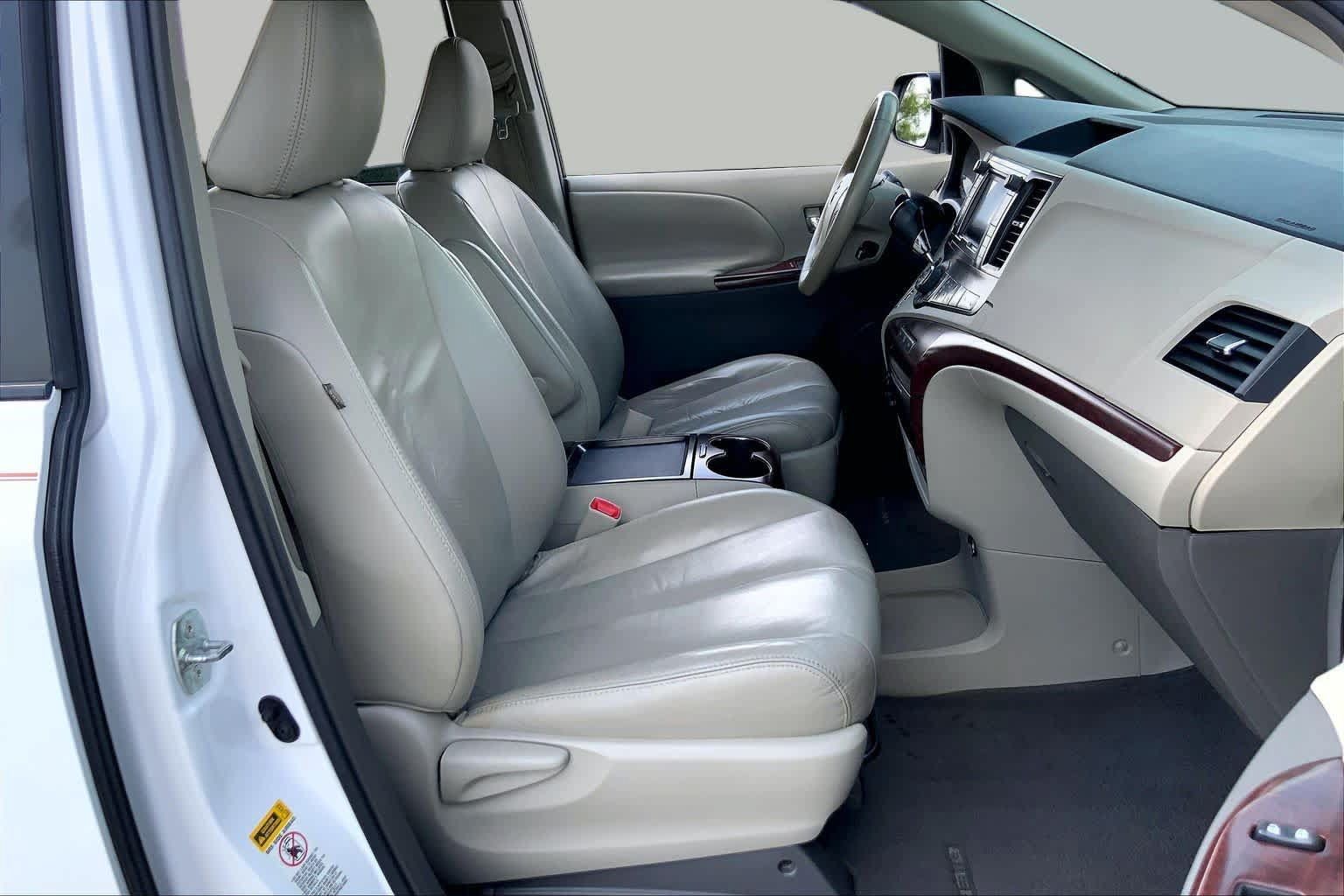 Used 2011 Toyota Sienna XLE w/ XLE Navigation Pkg FWD image 8