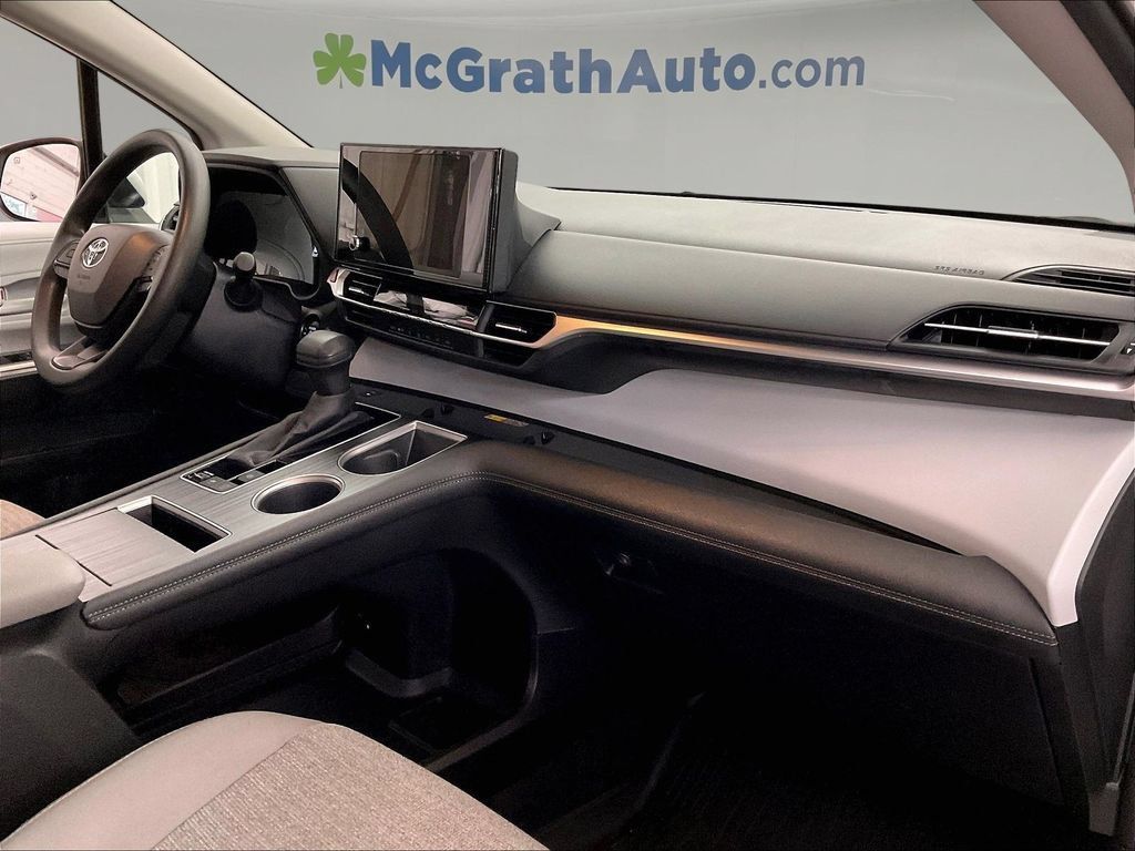 Used 2025 Toyota Sienna LE FWD image 21