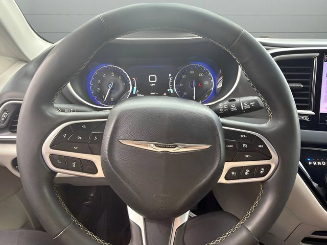 Used 2024 Chrysler Pacifica Touring-L FWD image 16