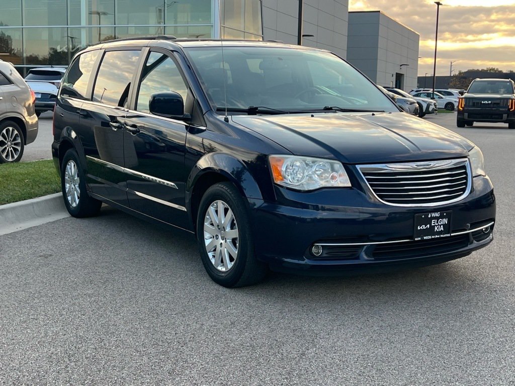 Used 2013 Chrysler Town & Country Touring FWD image 1