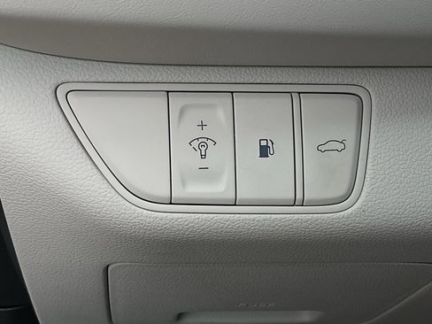 Used 2025 Genesis G70 2.5T image 25