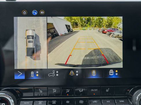 Used 2024 Chevrolet Colorado ZR2 w/ Technology Package AWD/4WD image 32