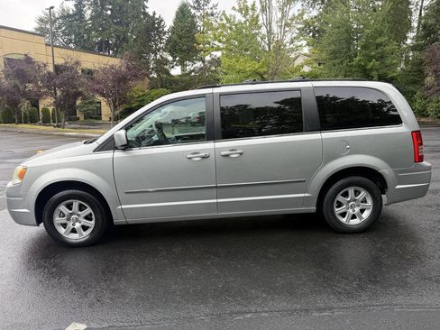 Used 2010 Chrysler Town & Country Touring FWD image 4