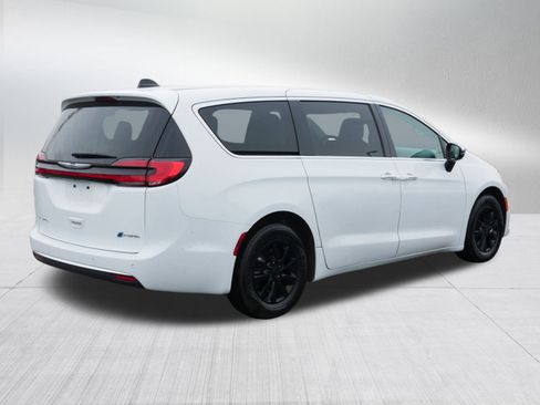 Used 2023 Chrysler Pacifica Limited image 7