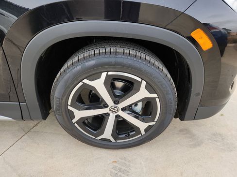 New 2026 Volkswagen Tiguan SE image 9