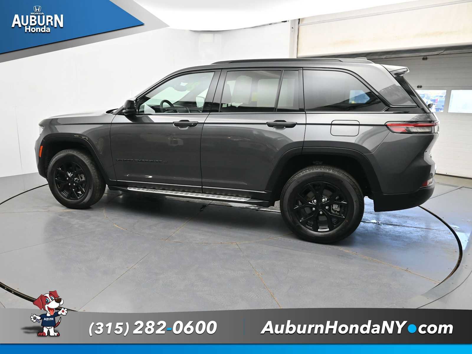 Used 2024 Jeep Grand Cherokee Altitude AWD/4WD image 18