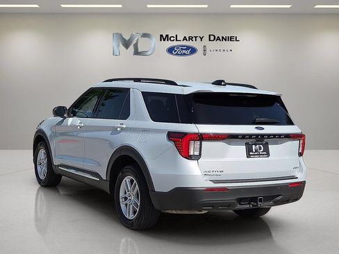 Used 2025 Ford Explorer Active AWD/4WD image 4