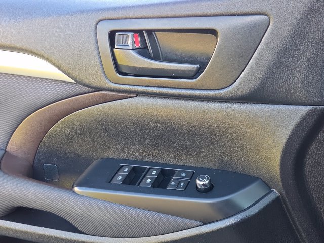 Used 2019 Toyota Highlander LE FWD image 30