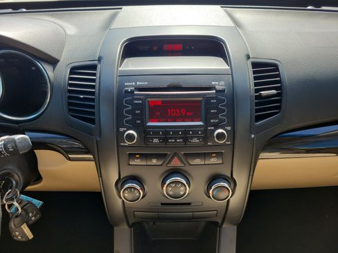 Used 2012 Kia Sorento LX image 13