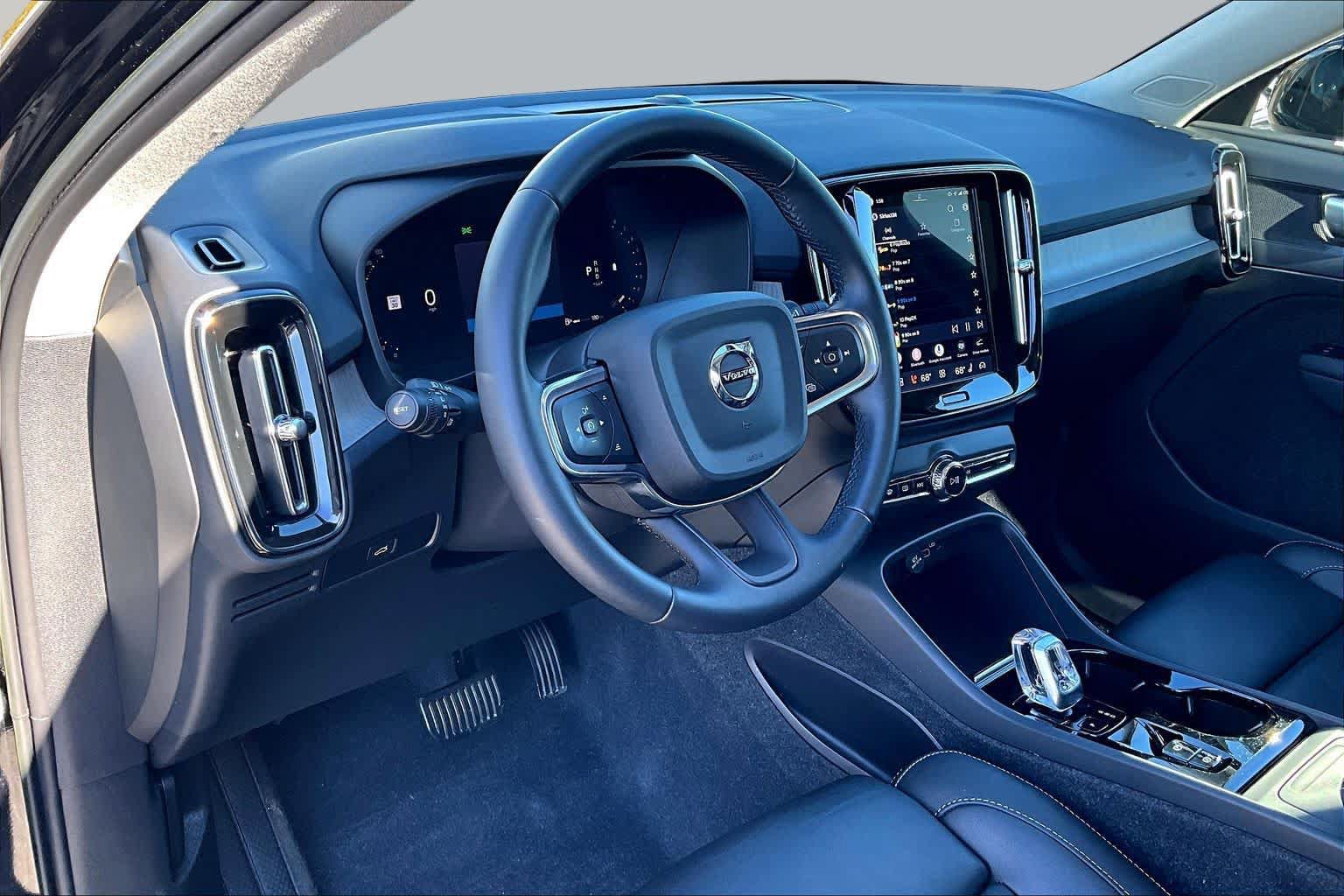 Used 2023 Volvo XC40 B5 Plus w/ Climate Package AWD/4WD image 16